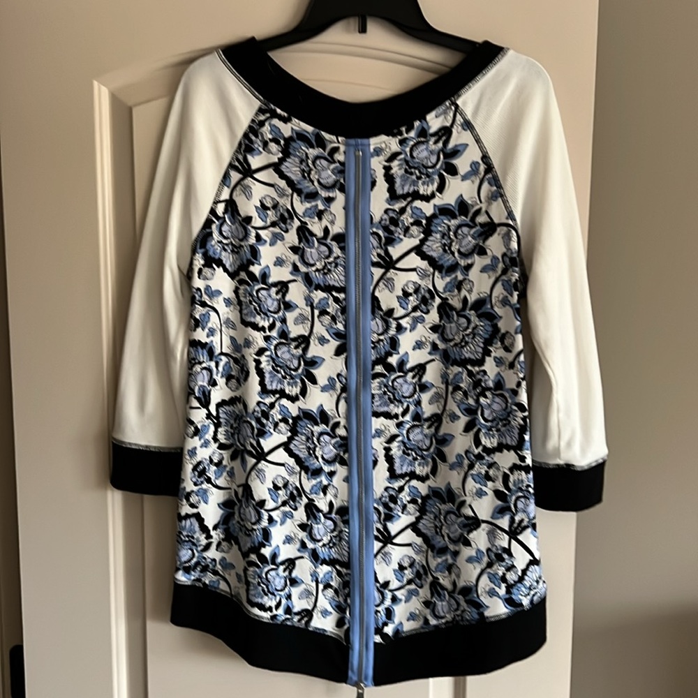 Chico’s Zenergy Floral Back Zipper Top - Picture 9 of 11